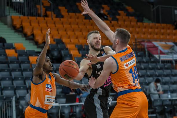 超过六个月 超过六个月